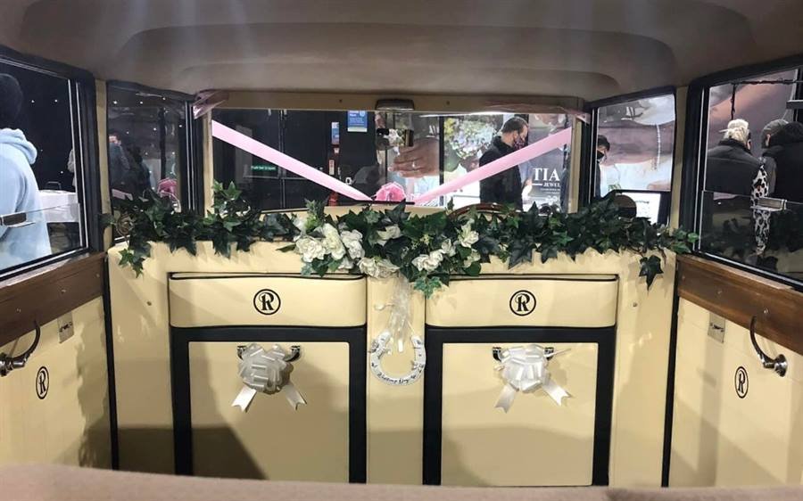 Regent Landaulette wedding car image 3